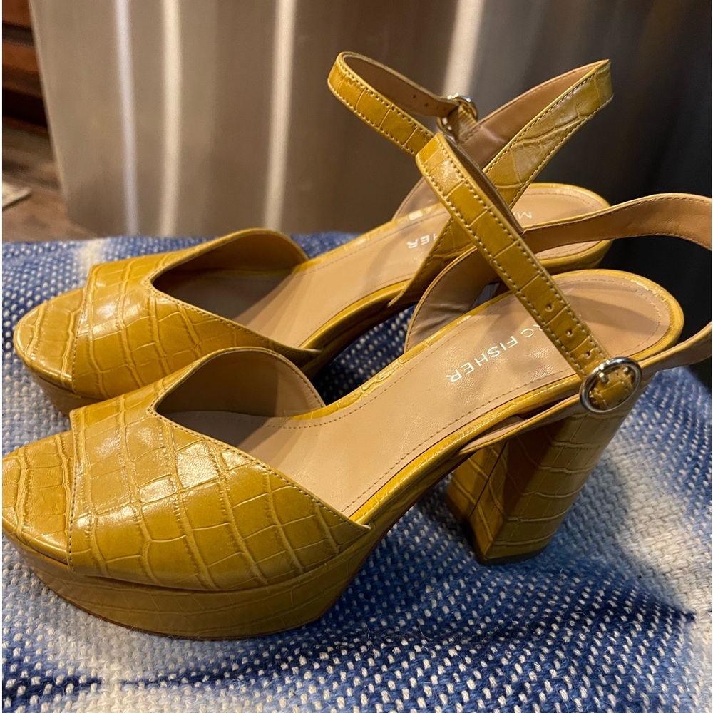 🏷️Excellent Condition Marc Fisher  | Dercy Yellow Platform | size 8